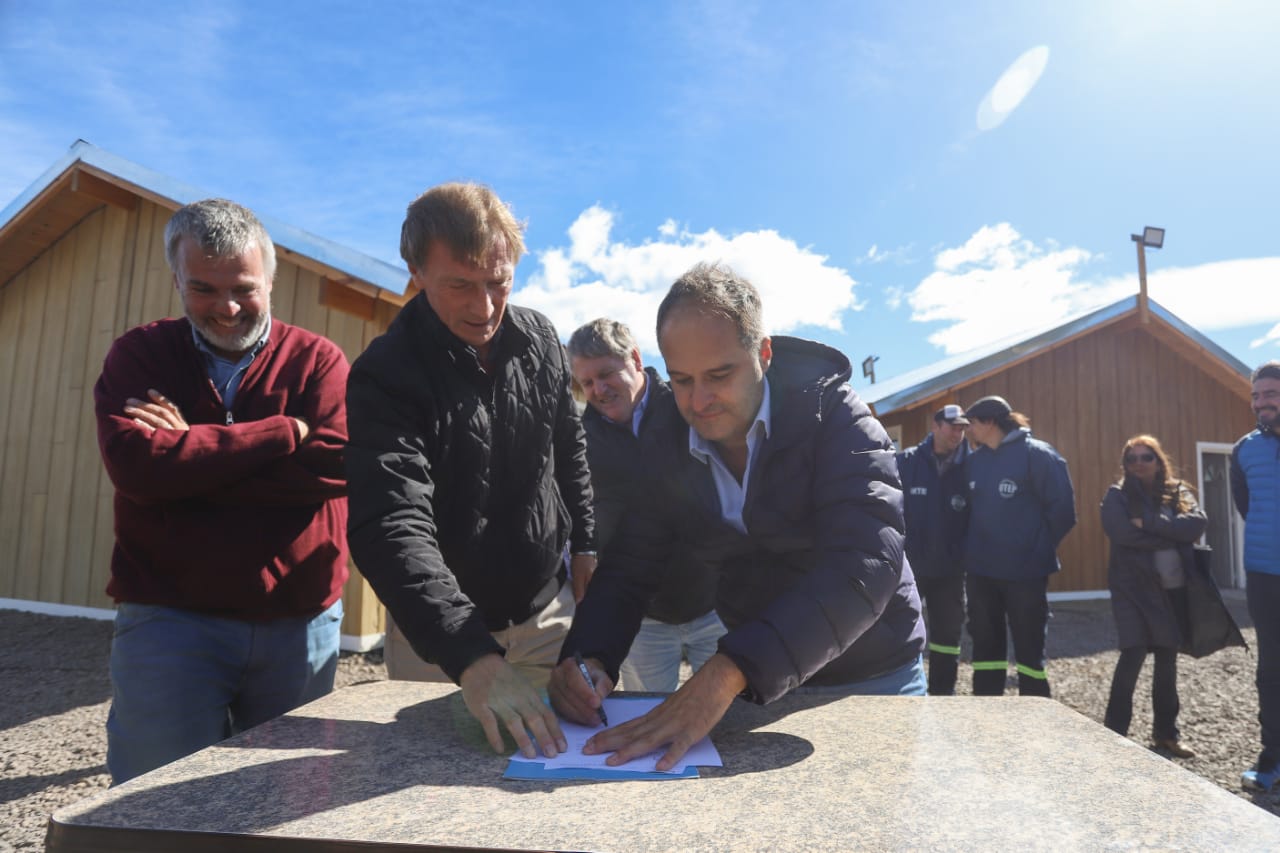 San Martín de los Andes: Maggiotti, Saloniti y Rodríguez entregaron viviendas del Programa Reconstruir